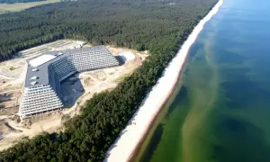 Widok z lotu ptaka na hotel Gołębiewski w Pobierowie, zlokalizowany przy plaży i lesie.