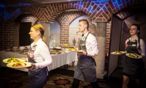 Jak ubrać się do hotelowej restauracji? Smart casual to klucz!