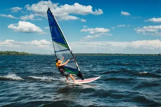 Nauka windsurfingu: Podstawy w tydzień, ślizg w sezon!
