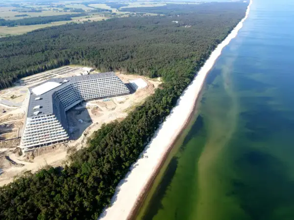 Widok z lotu ptaka na hotel Gołębiewski w Pobierowie, zlokalizowany przy plaży i lesie.
